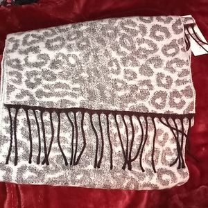 STEVE MADDEN LEOPARD PRINT SCARF